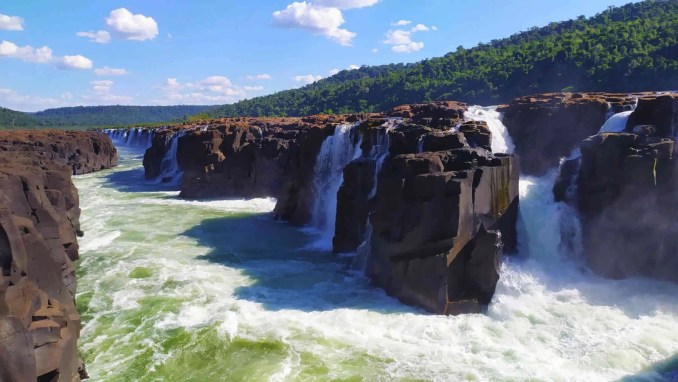 maior cachoeira longitudinal do mundo fica no brasil: como chegar