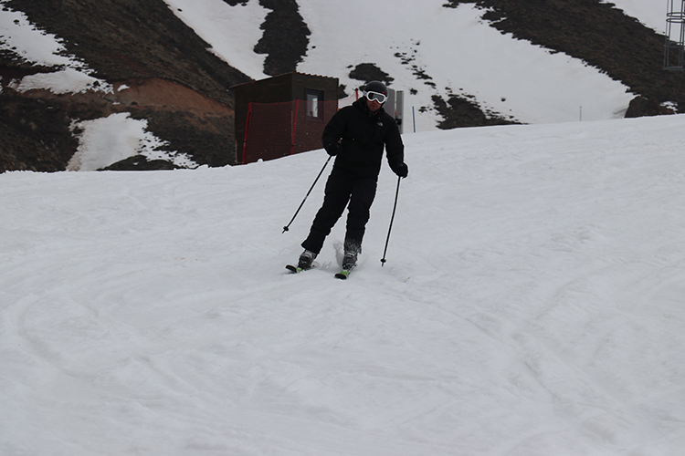 palandöken'de tatilciler nisanda kayak yapmanın tadını çıkardı