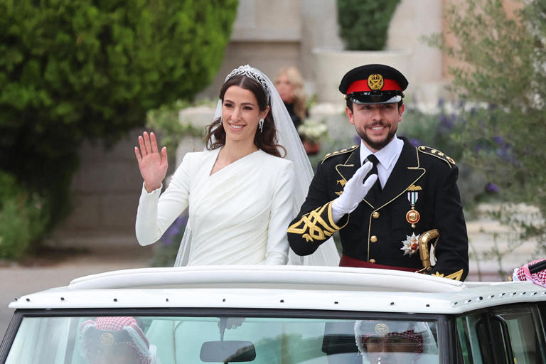 La princesse Rajwa et le prince Hussein de Jordanie, immortalisés le jour de leur mariage. (Amman, le 1er juin 2023.)