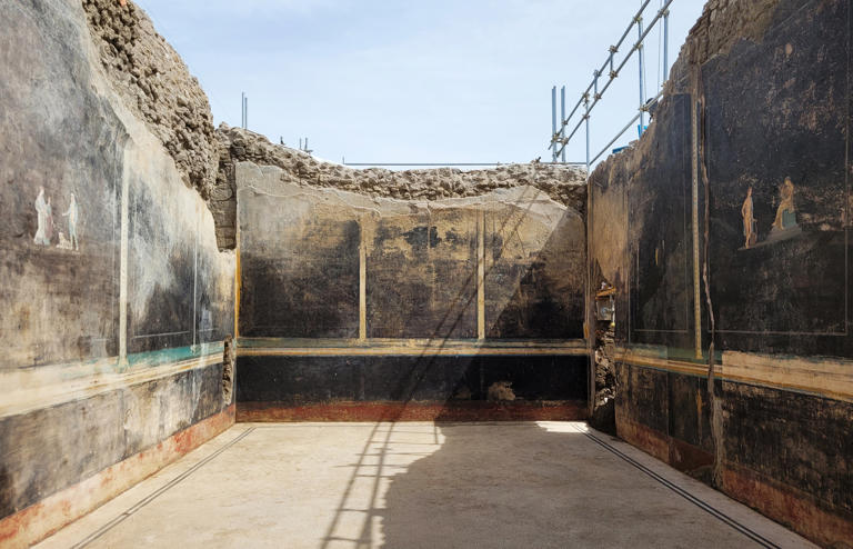 Pompei, dagli Scavi nella Regio IX il salone nero decorato con soggetti mitologici ispirati alla guerra di Troia