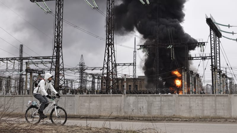 rusové zaútočili na elektrárny u kyjeva. jednu zcela zničili, tisíce lidí jsou bez energie