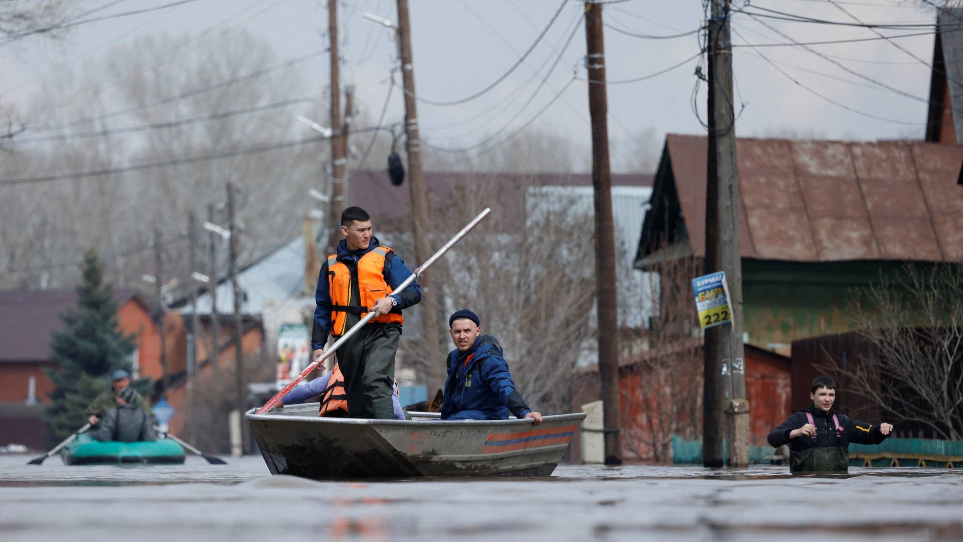 πλημμύρες σε ρωσία και καζακστάν: κάτω από το νερό ολόκληρες περιοχές – ανεβαίνει κι άλλο η στάθμη των ποταμών