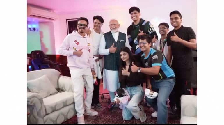 pm modi meets select indian gamers, tries his hand at a few games