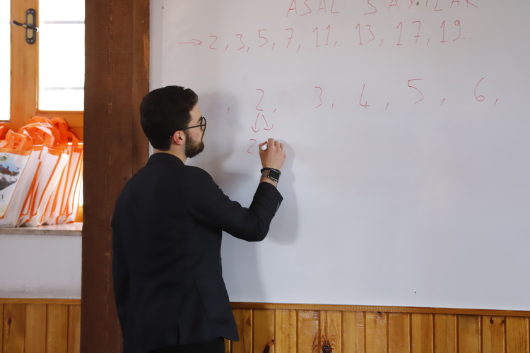 kur'an kursundaki çocukların gönüllü matematik öğretmeni oldu