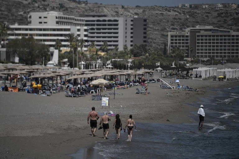 Des touristes sur l'île de Rhodes, en Grèce, le 29 août 2020