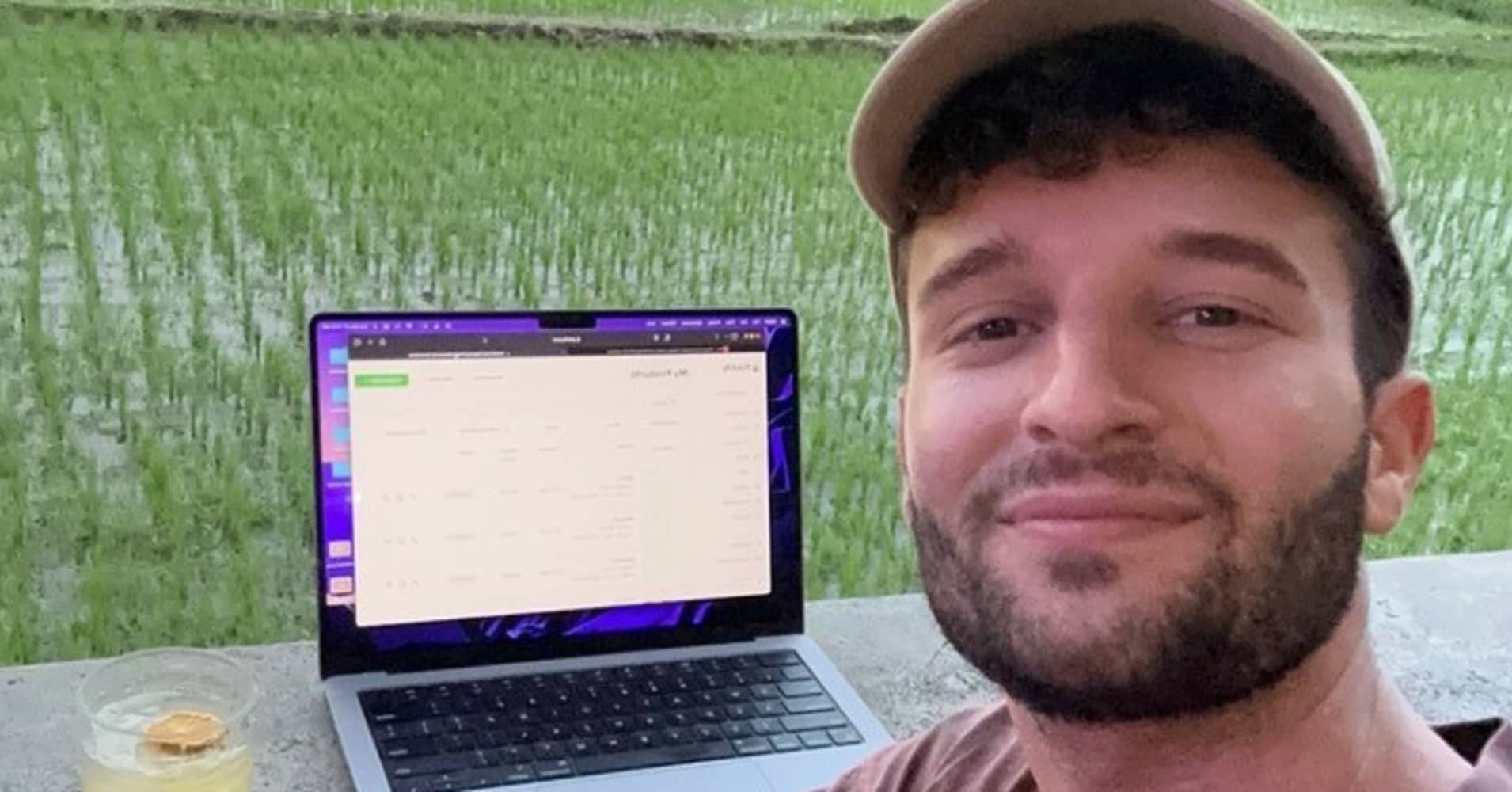 amazon, 26-year-old works 20 minutes a day, brings in $462,000 a year from side hustle: i'm 'doing less' and 'making more' than ever