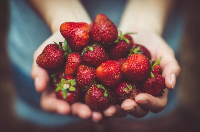 La fruta que casi nadie come, pero está repleta de antioxidantes, fibra, potasio y regula el azúcar en sangre