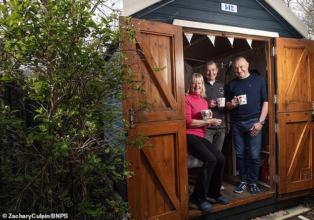 The £40,000 garden shed: Woman moves expensive beach hut to her back ...