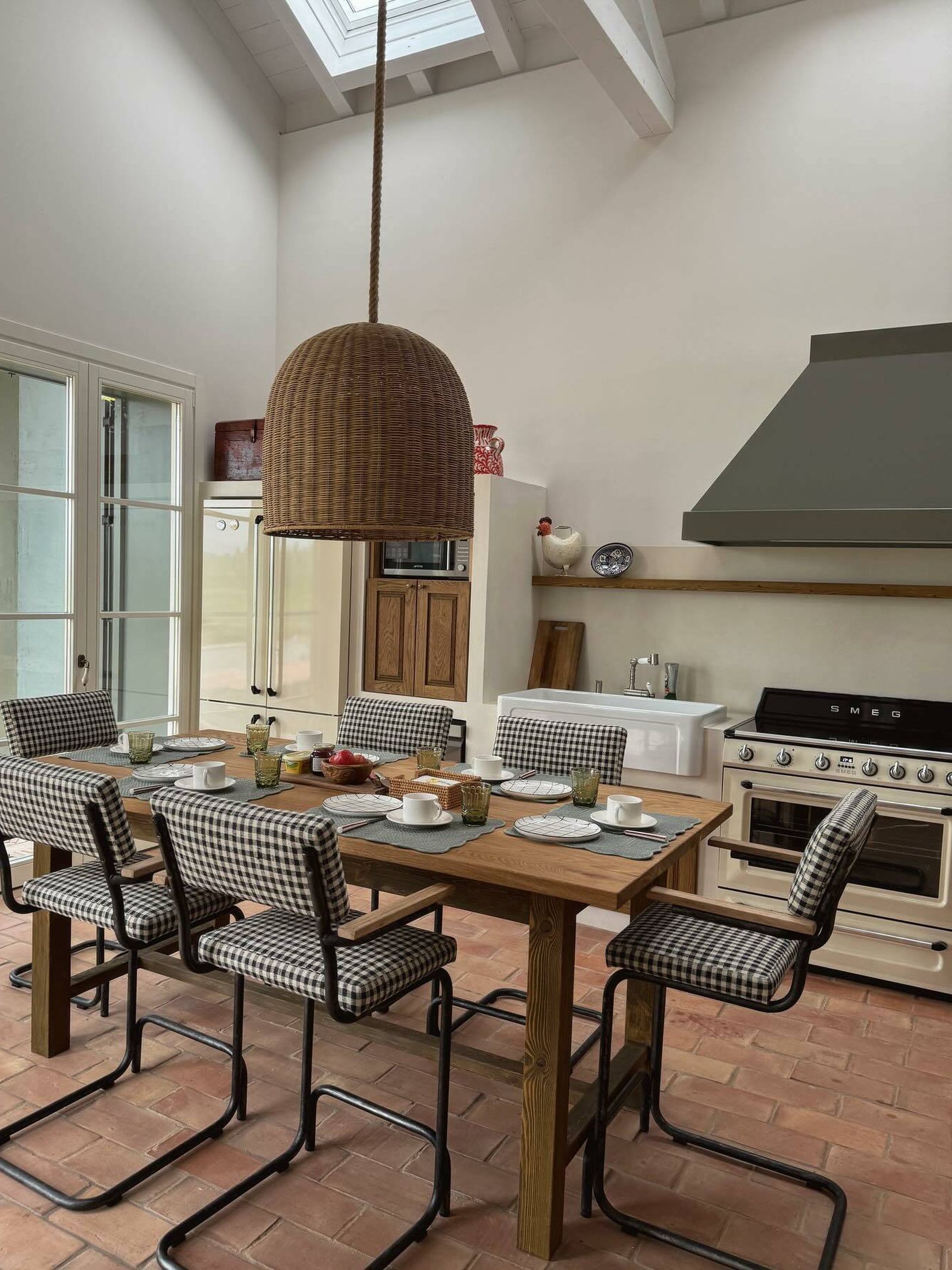 la casa de maría pombo en cantabria, desde dentro: dos estilos, una gran cocina y habitación con vistas
