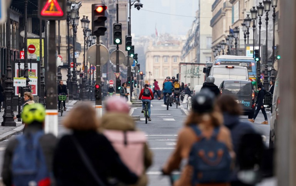 à paris, le vélo a dépassé la voiture comme moyen de transport, se félicite la mairie