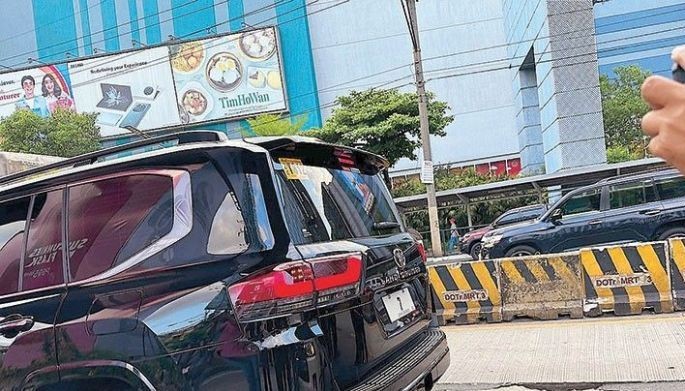 suv with ‘7’ plate caught in busway; driver escapes