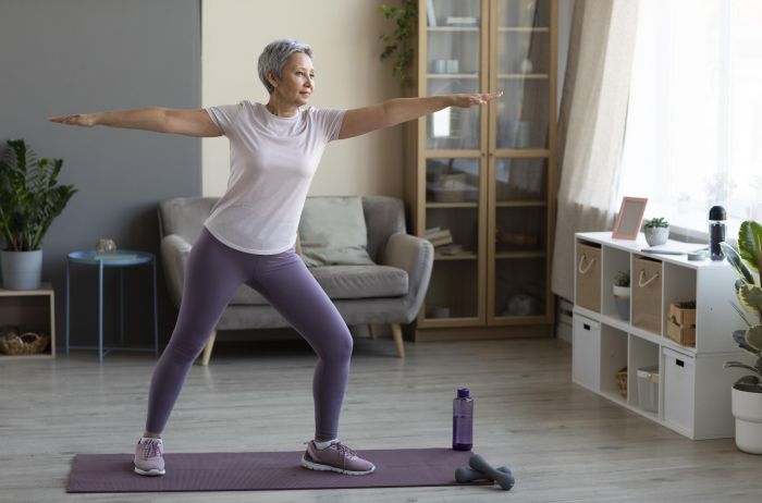 los 3 ejercicios fáciles de hacer en casa para sentirte mejor y fortalecer el abdomen después de los 50 años