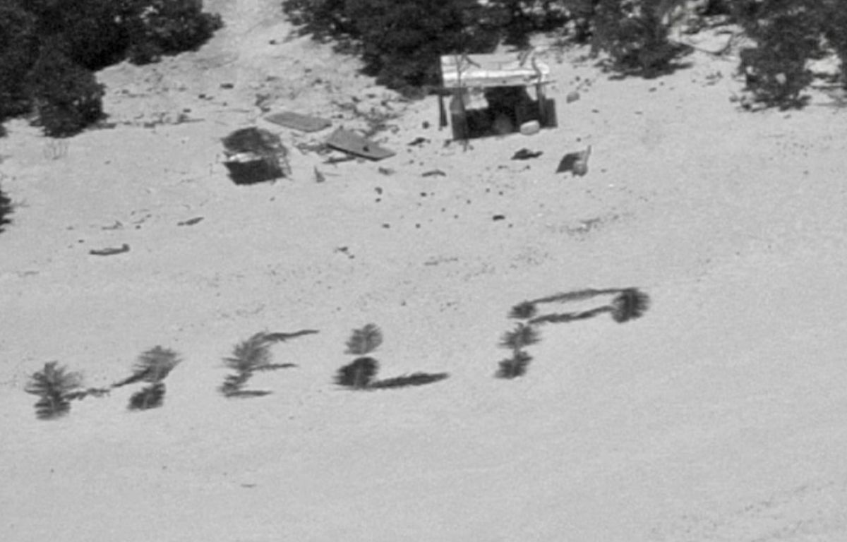 trois naufragés secourus d’une île déserte en écrivant « help » en feuilles de palmier
