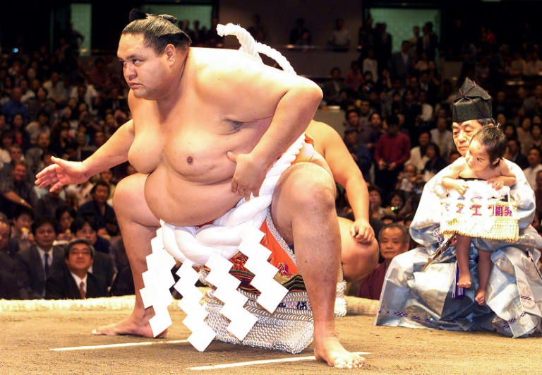 muere a los 54 años akebono, primer campeón de sumo no japonés