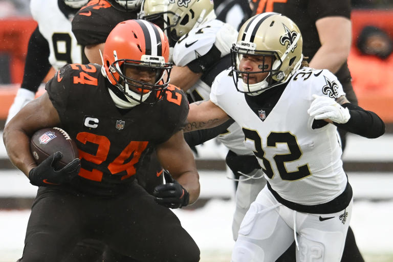 Browns Amari Cooper gives Nick Chubb a very fitting comeback gift