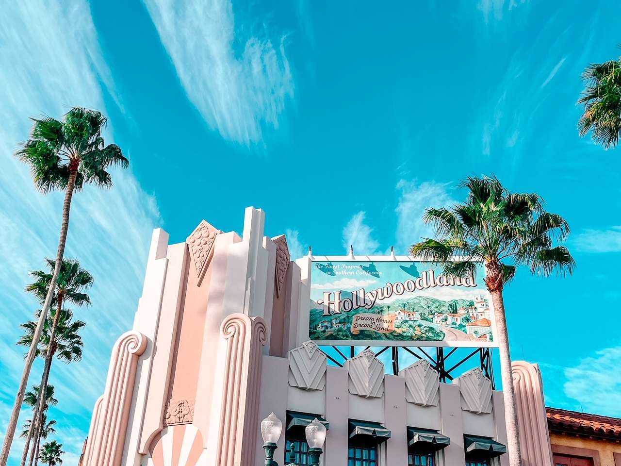 What Makes the Hollywood Brown Derby Lounge Special?