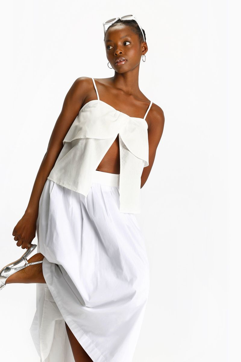 la falda blanca vintage de tendencia está en lefties a un precio sin competencia