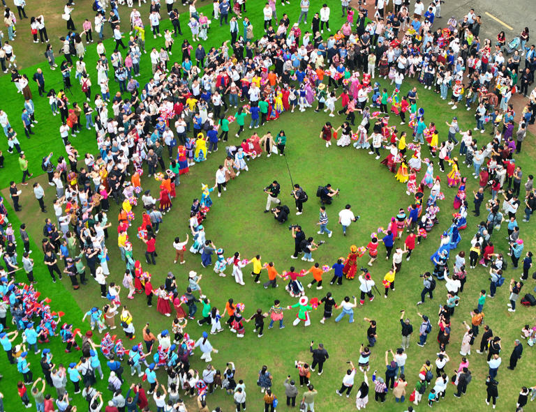 (EnchantingGuangxi)Zhuang ethnic group celebrate traditional Sanyuesan ...