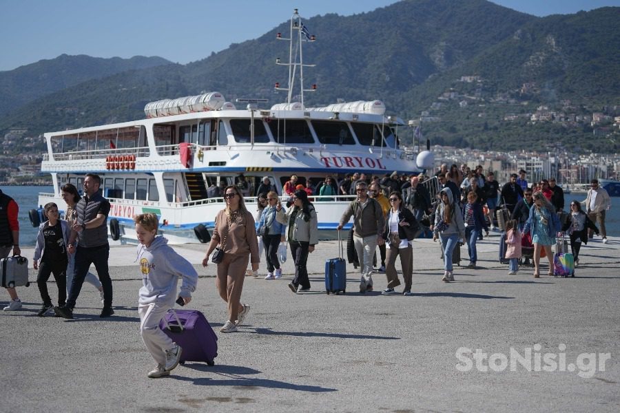λέσβος: «βούλιαξε» σήμερα το νησί από τούρκους τουρίστες – τους υποδέχτηκαν με ούζο και γλυκά
