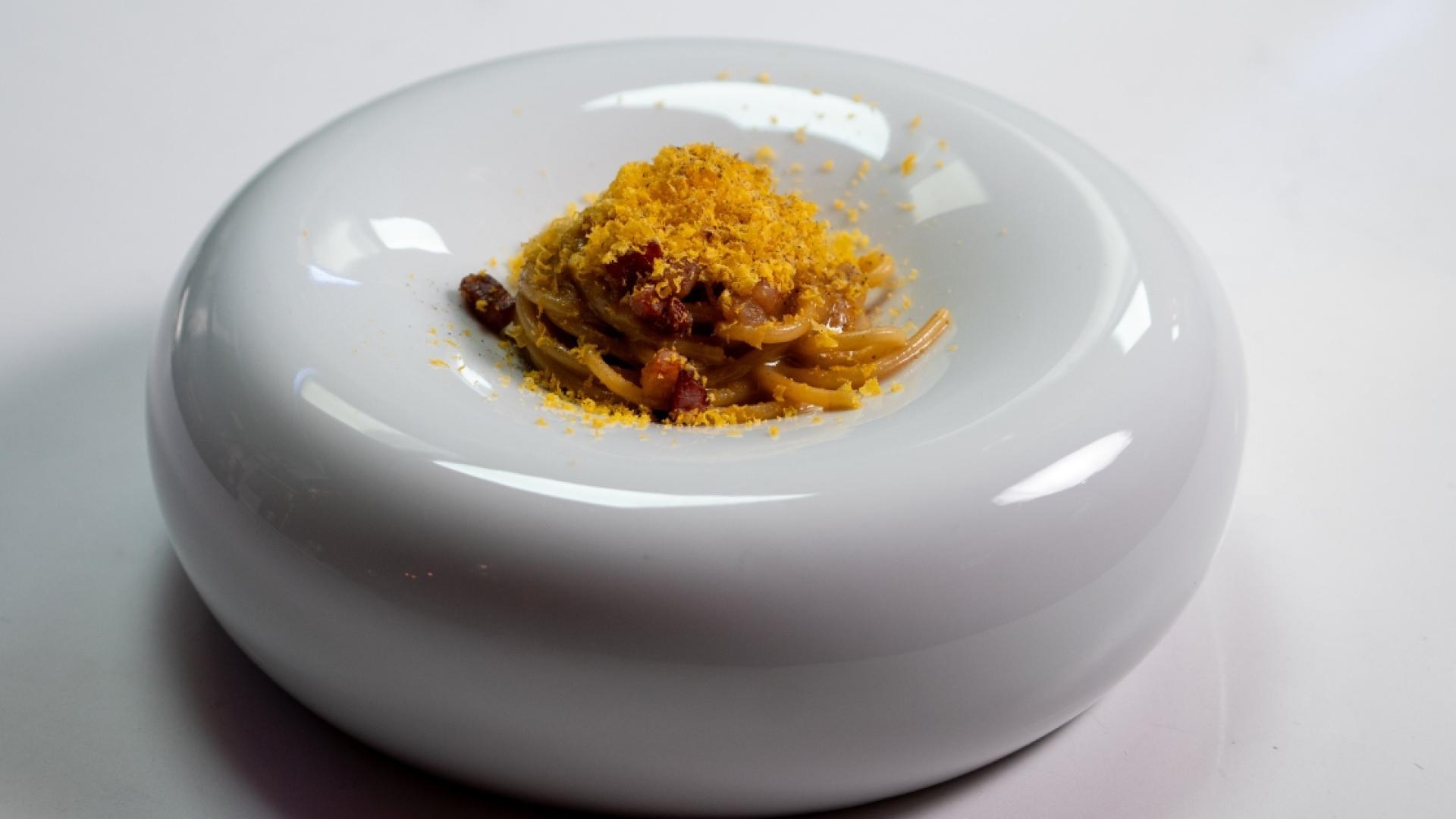 la receta de carbonara del chef gianni pinto que desafía a los más puristas: jugo de carne y panceta en lugar de guanciale