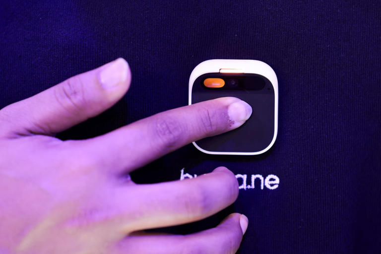 This Futuristic Wearable Smartphone Alternative Projects a Screen on ...
