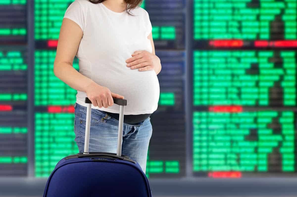 <p>Pregnant women can fly. There are certainly many women, very early in their pregnancy, who fly all the time and no one even knows. But as it gets closer to the birth date, rules come into play.</p>