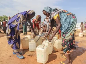 buscar agua en medio del desierto para miles de refugiados sudaneses en chad