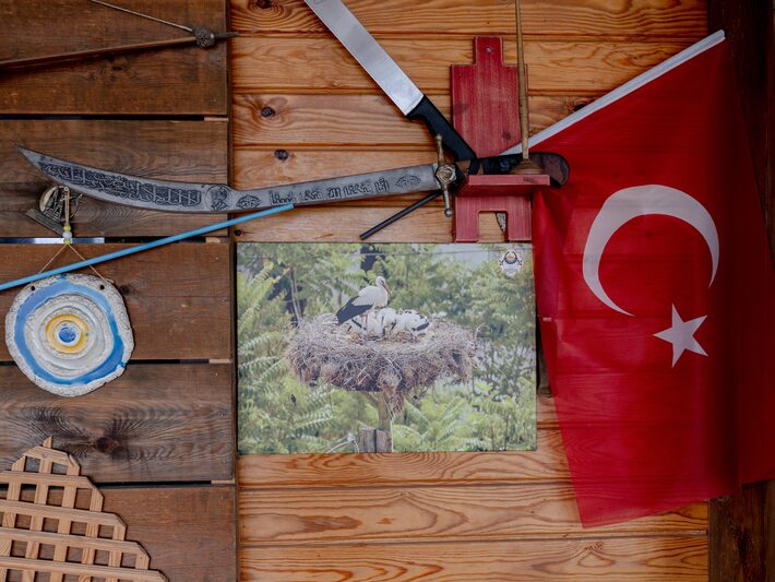 amizade de pescador e cegonha encanta e atrai turistas a aldeia turca; conheça elo que parece fábula