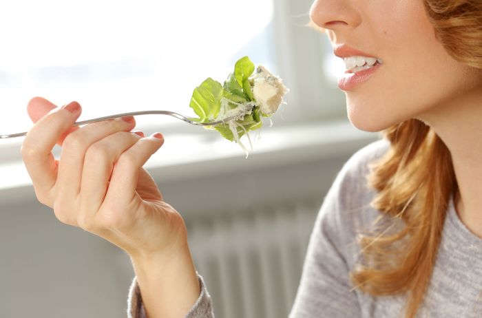 los 8 hábitos saludables que recomienda una nutricionista para sentirse menos hinchado y con más energía en el día a día