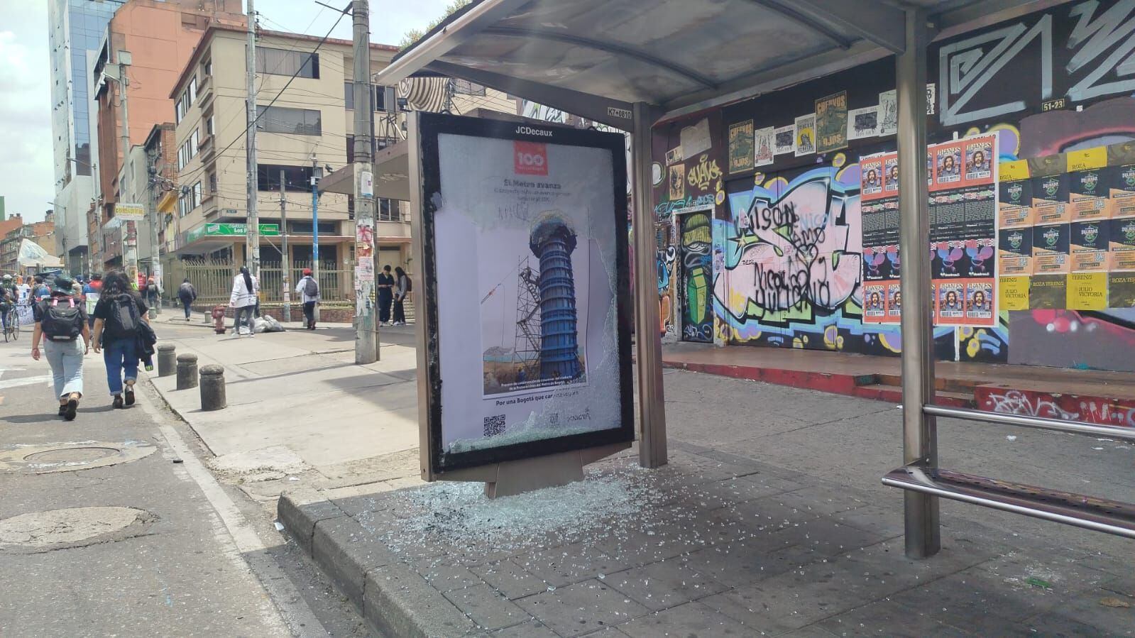 encapuchados causaron temor en bogotá: sedes bancarias, buses y negocios fueron vandalizados