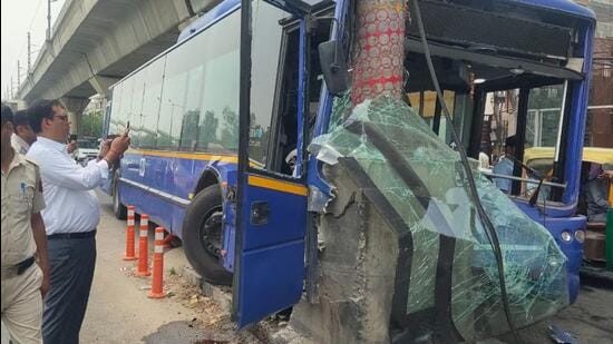 18 hurt as dimts bus climbs divider, crashes into pole