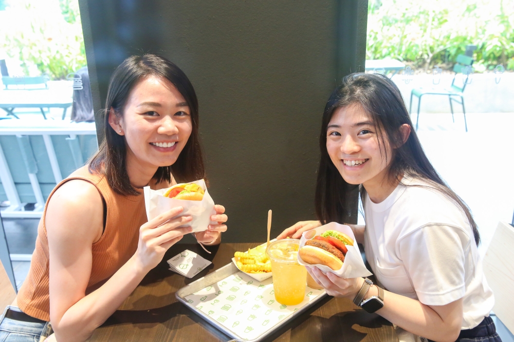burger lovers brave hour-long queue for first shake shack in malaysia at the exchange trx