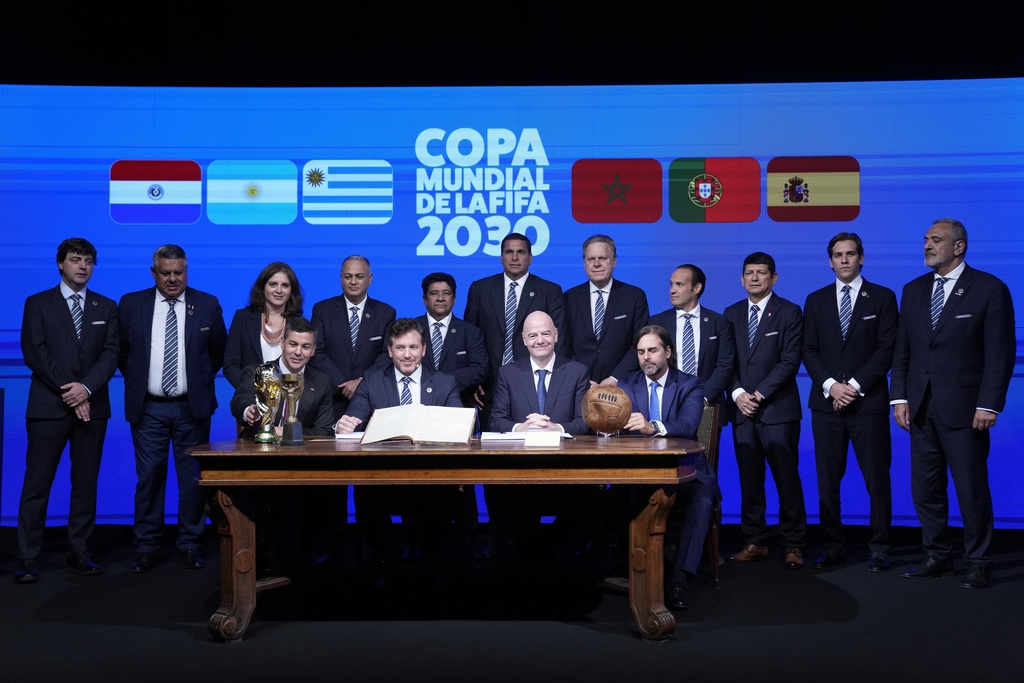 infantino y sudamérica firman acta por mundial 2030 en libro original que creó copa del mundo