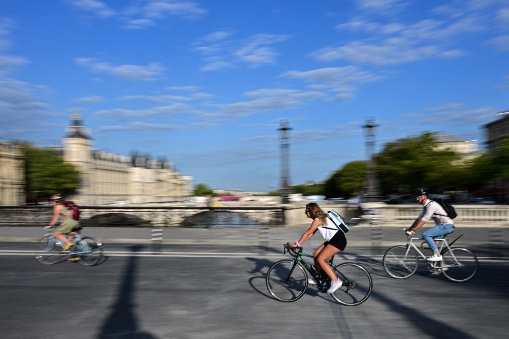 bikes overtake cars in paris