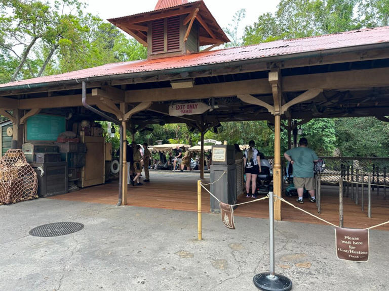 After we first reported it in January 2024, it appears that the refurbishment of the dock at Jungle Cruise in Magic Kingdom is now complete. Construction Walls Down in Jungle Cruise Queue While visiting Magic Kingdom this week, we spotted that the short walls previously present in the Jungle Cruise queue have been taken down. ... Read more
