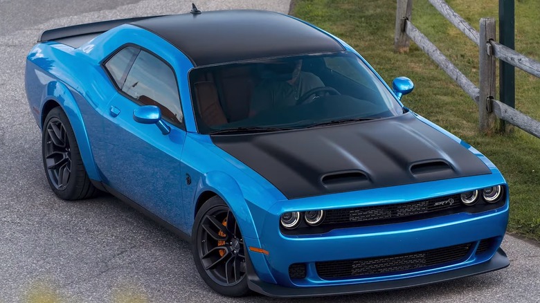 a closer look at the dodge hellcat redeye 6.2l supercharged hemi engine
