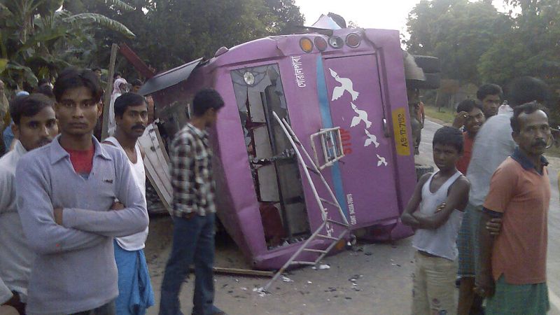 ινδία: τουλάχιστον έξι μαθητές σκοτώθηκαν όταν σχολικό λεωφορείο προσέκρουσε σε δέντρο