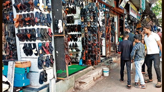 in kurla, a multi-crore chor bazaar for footwear thrives