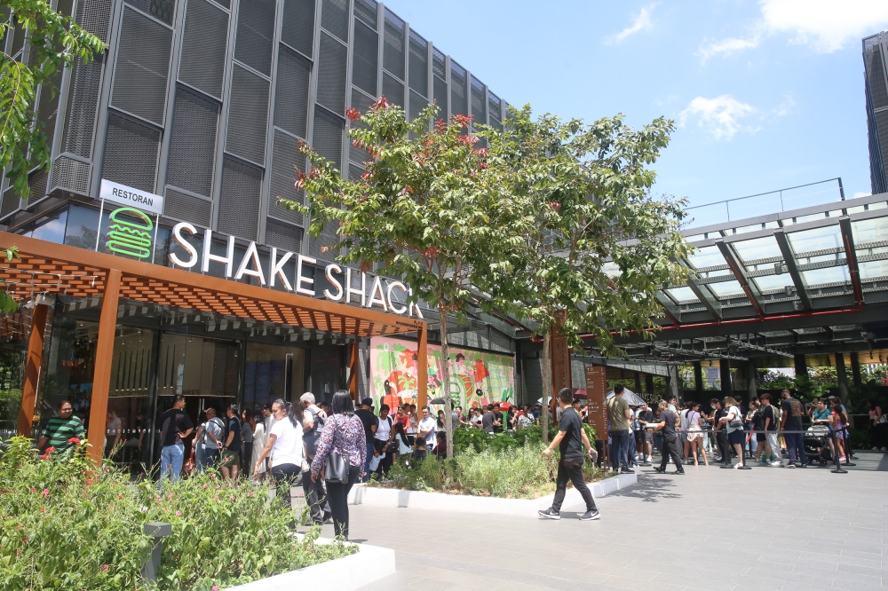 burger lovers brave hour-long queue for first shake shack in malaysia at the exchange trx