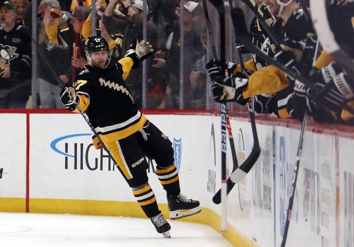 penguins move closer to playoff with win over red wings