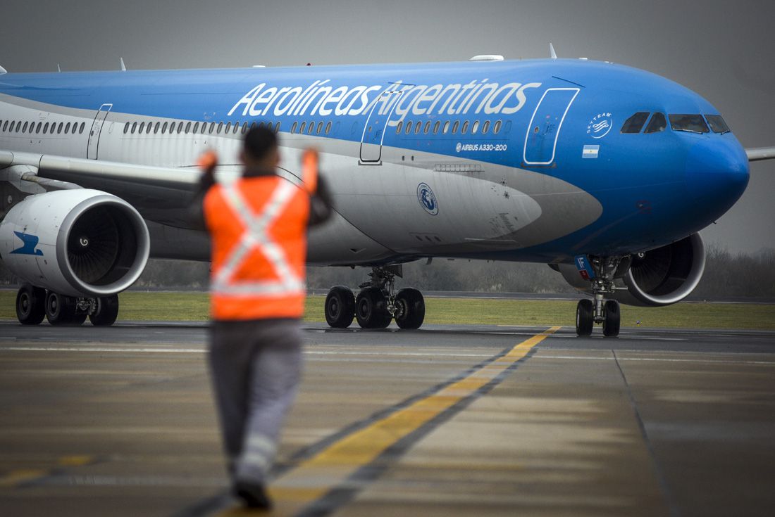 aerolíneas argentinas suspenderá los vuelos a una ciudad de córdoba por falta de aviones