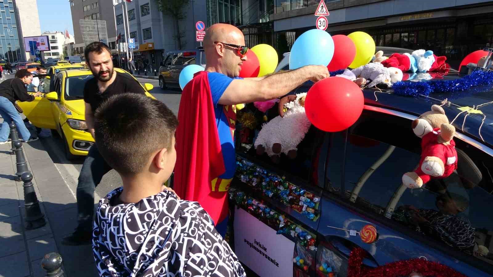 taksim’de arabasını şekerlemelerle donatan süpermen kostümlü adam çocukların ilgi odağı oldu