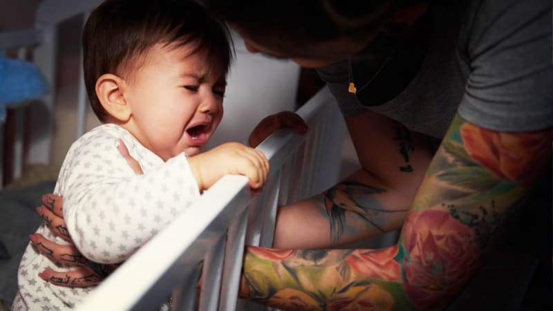 je dobrý nápad nechat miminko „vyplakat“, aby spalo? výzkumy přichází s odpovědí, která nebude každému po chuti