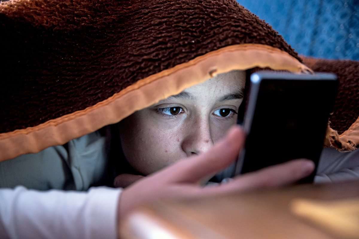 großbritannien erwägt verbot des verkaufs von smartphones an unter 16-jährige