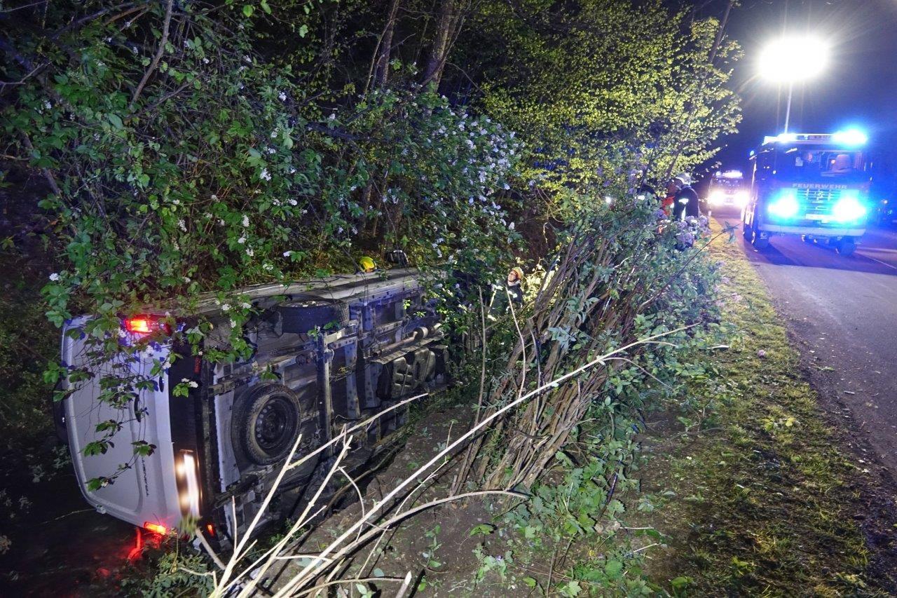 niederösterreich: kleinbus stürzt in bachbett