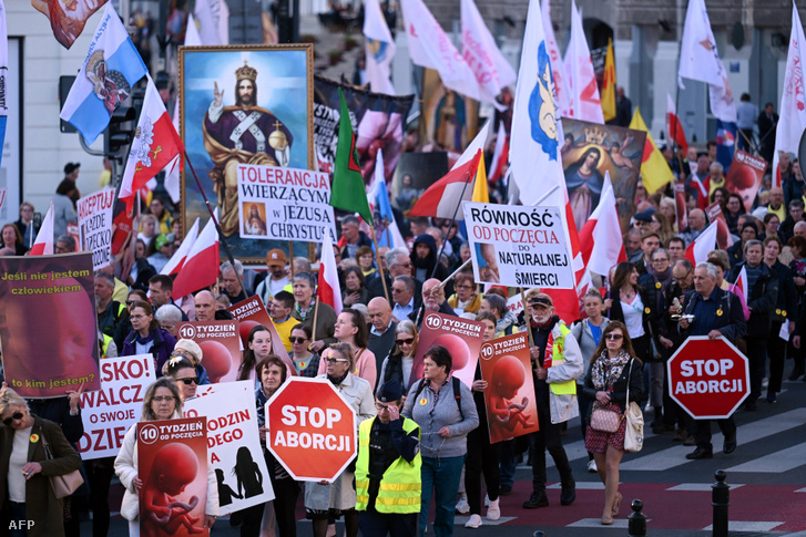 tüntetések voltak lengyelországban az abortusztörvény miatt