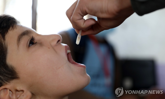 경구용 콜레라 백신을 먹는 어린이. [사진출처=연합뉴스]