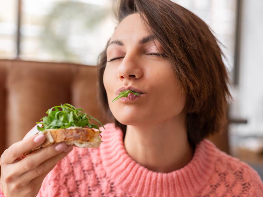 mindful eating: wie achtsamkeit die ernährung und den mikronährstoffbedarf verändert