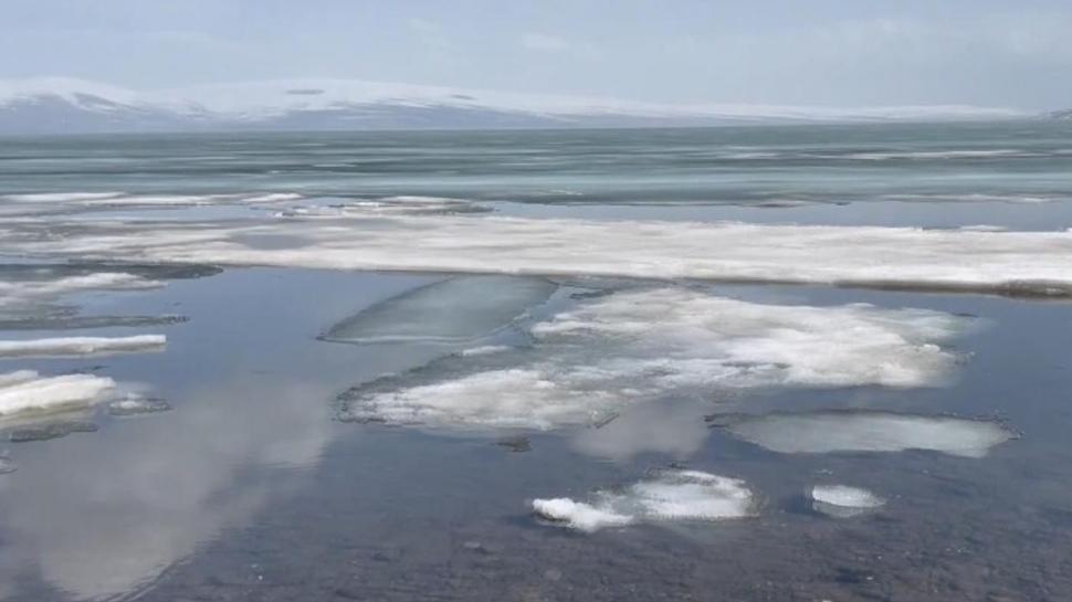 çıldır gölü'ndeki buz tabakası erimeye başladı