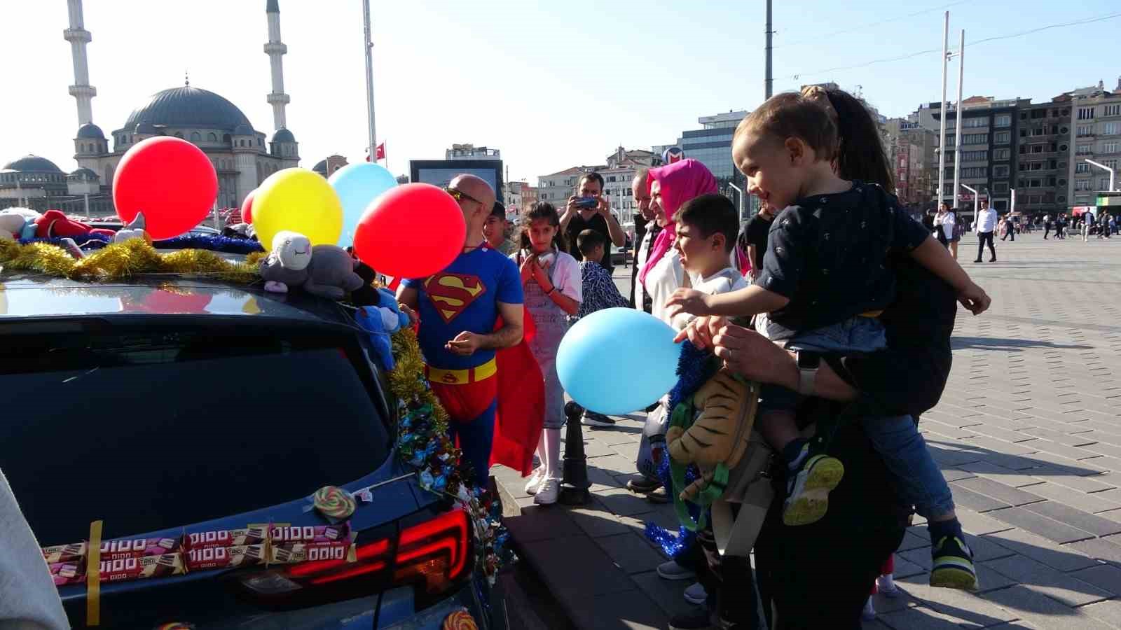 taksim’de arabasını şekerlemelerle donatan süpermen kostümlü adam çocukların ilgi odağı oldu